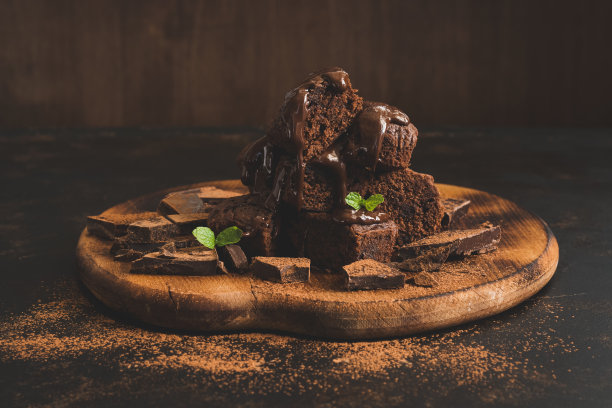 巧克力松饼与液体巧克力水在一个黑色的背景。图片下载