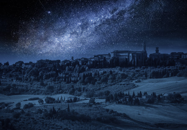 意大利Tucany的银河之夜Pienza图片下载