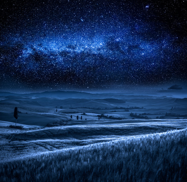 意大利托斯卡纳，夜晚的托斯卡纳田野图片下载
