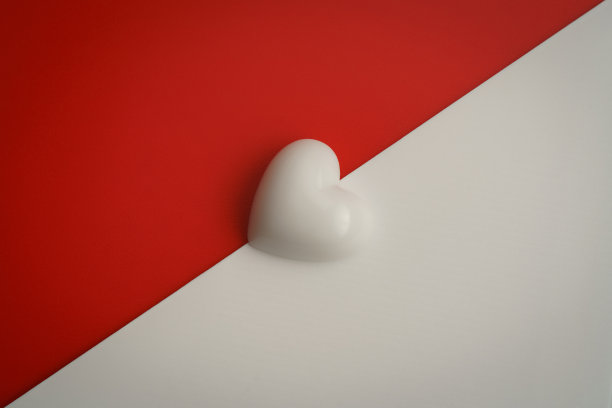 红白背景上的情人之心。情人节快乐的背景。可以用来庆祝情人节。图片下载