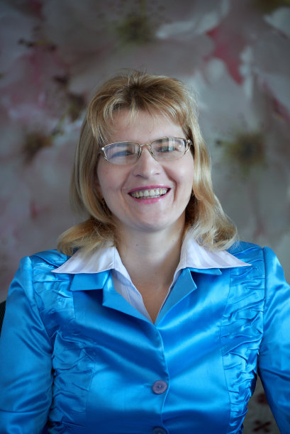 戴眼镜的美女图片下载