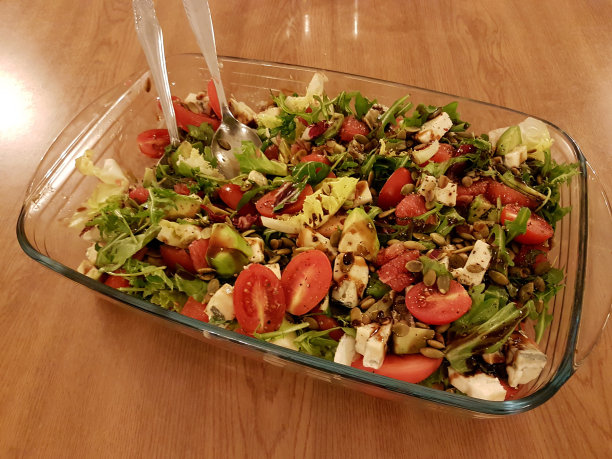 木桌上放着秋天的色拉。图片下载