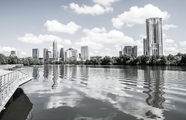 去饱和的城市涟漪沿着城镇湖倒影奥斯汀，德克萨斯州，美国图片下载