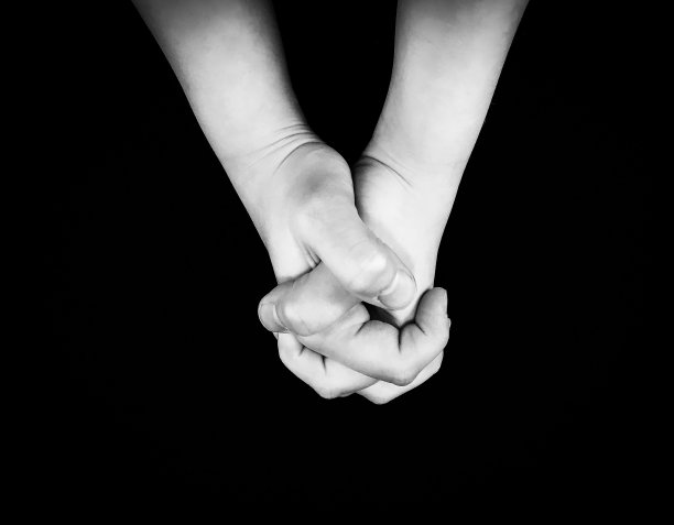 祈祷的手的照片。图片下载