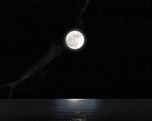 一轮满月从海上升起素材图片