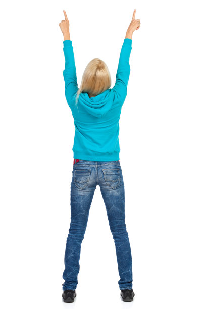站着的女人举起手臂，向上指。后面的观点。图片下载