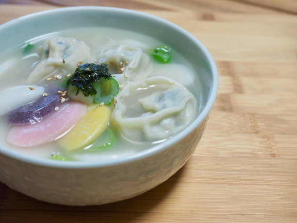 韩国传统美食：年糕饺子汤素材图片