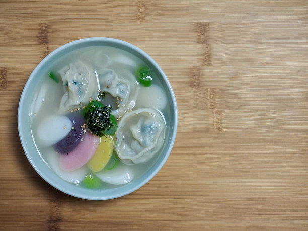 韩国传统美食：年糕饺子汤素材图片
