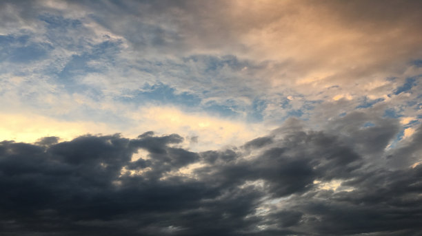 美丽的暴风雨天空与云的背景。黑暗的天空与乌云天气自然云风暴。乌云密布，阳光灿烂。图片下载