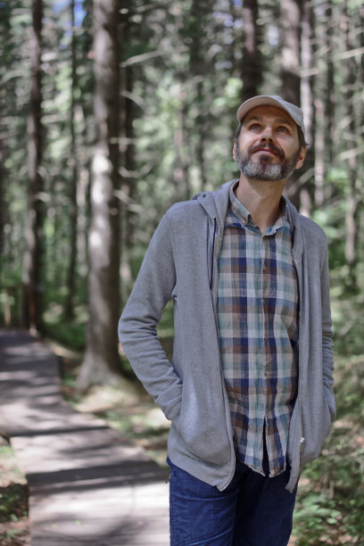 自然公园里的人图片下载