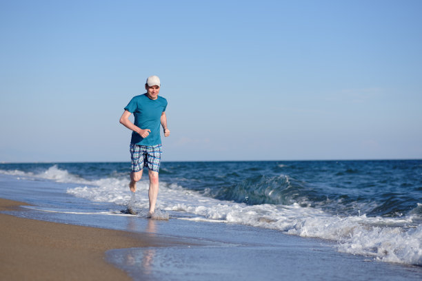 在海滩上慢跑图片下载