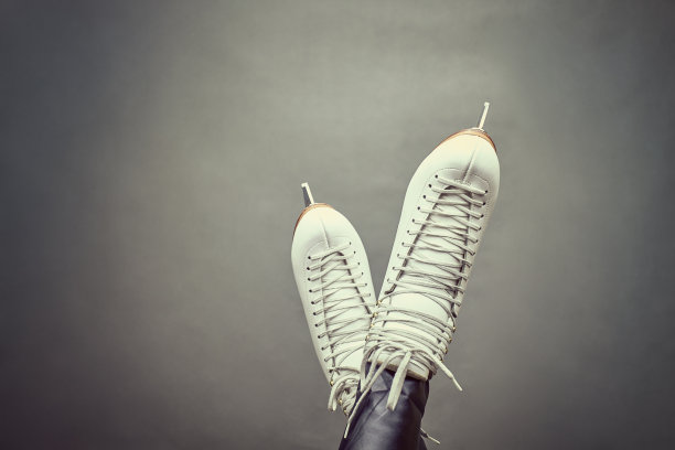 穿着冰鞋的女孩躺在背景上。图片下载