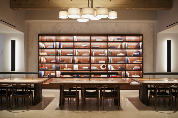 现代商业场所的空旷开放式会议区图片下载