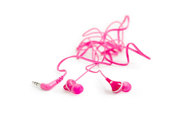 白色背景的红色插孔耳机图片下载