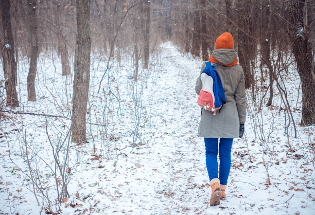 走在冬日树林里的女人。图片下载