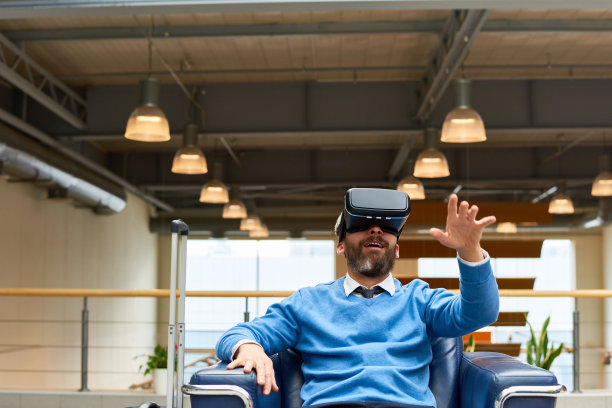 成熟的人沉浸在虚拟现实中图片下载