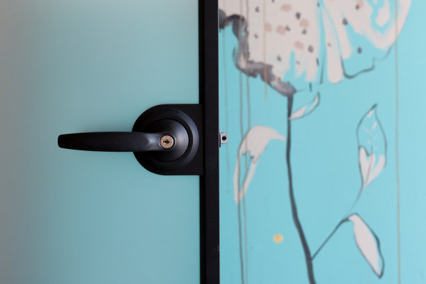 打开金属把手的门。图片下载