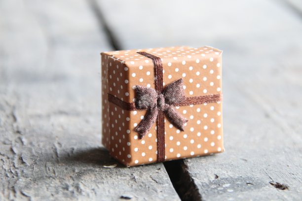 木箱上放着一份礼物图片下载