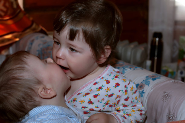 两个孩子亲吻图片下载