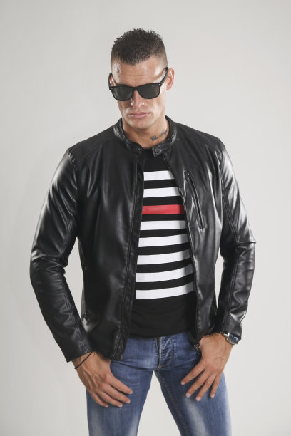 穿皮夹克的男人图片下载