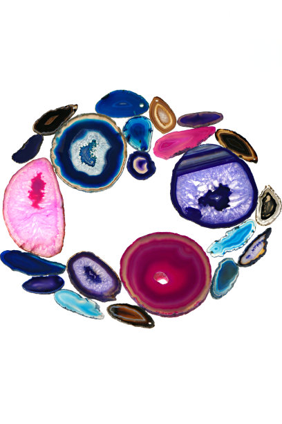 玛瑙石头。框架的彩色玛瑙石块孤立在白色的背景。一套粉红色，蓝色，紫色，棕色玛瑙上的白色背景图片下载