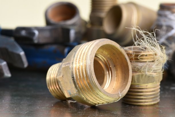 旧的水和煤气黄铜配件图片下载