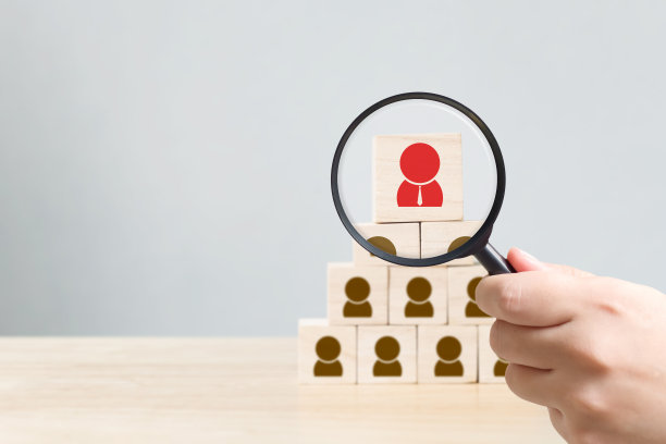 人力资源管理和招聘企业招聘概念，手持放大镜，复制空间为您的文字素材图片