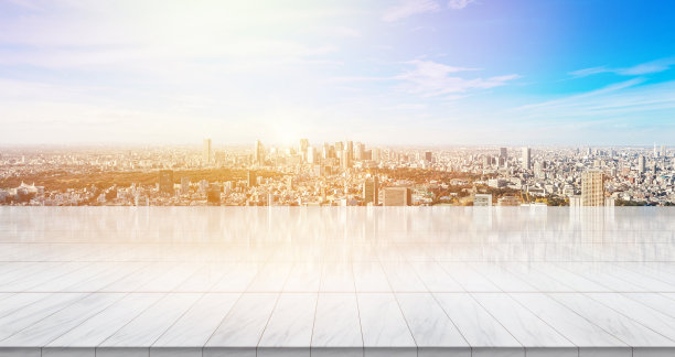 空大理石地板顶部与全景现代城市景观建筑鸟瞰图下日出图片下载