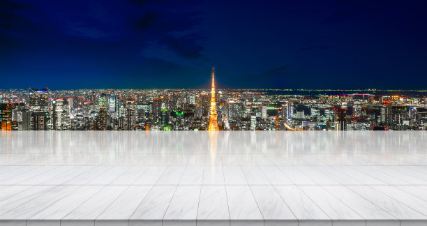 空大理石地板顶部与东京塔和全景现代城市景观建筑鸟瞰图夜景图片下载