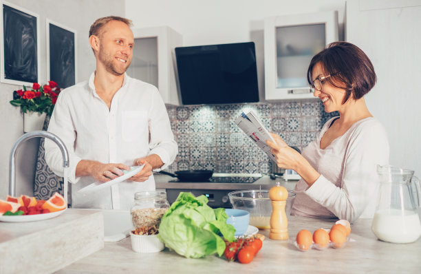 家庭日常时刻，一起做饭图片下载