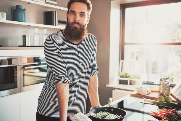 英俊的胡子男人看着镜头图片下载