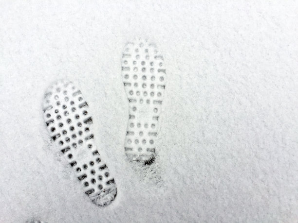 雪地上的脚印图片下载