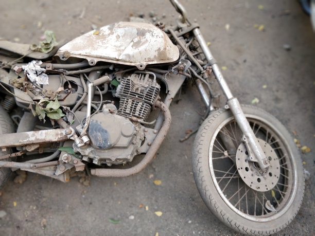 地上生锈的旧摩托车图片下载