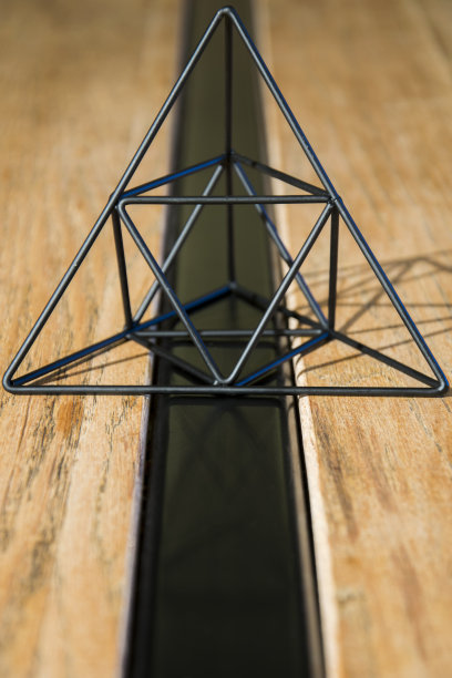 钢三角在木材和钢上图片下载