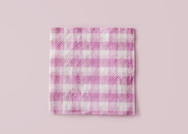 正方形的两种颜色的餐巾，浅粉色的背景图片下载