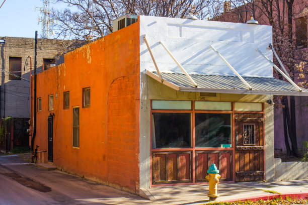 带遮阳篷的废弃转角建筑图片下载