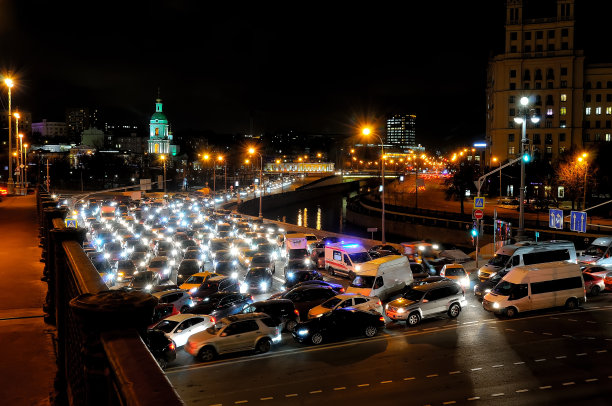 莫斯科晚上的交通堵塞图片下载