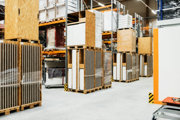 仓库堆满了货架，堆满了托盘和货物图片下载