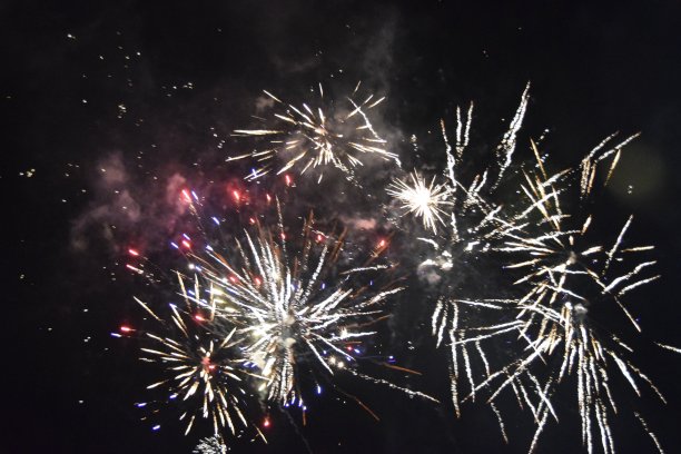 闪亮的烟花在漆黑的夜空图片下载