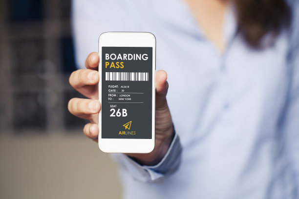 手机屏幕上的登机牌。女人握着装置的手的特写。图片下载