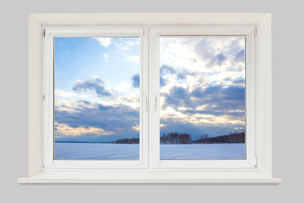 日落时湖面上覆盖着一层冰图片下载