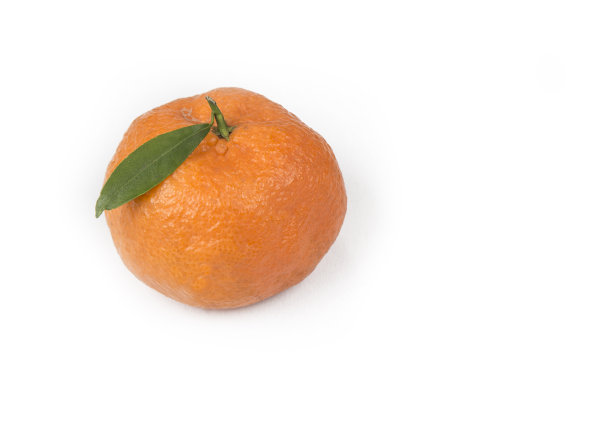 橘红色或小柑橘，绿叶孤立在白色背景上图片下载