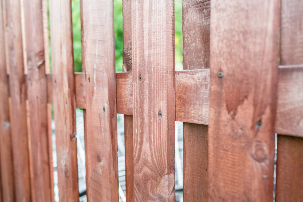 近线浅棕色木栅栏。条纹木栅栏背景。垂直木栅栏墙。图片下载