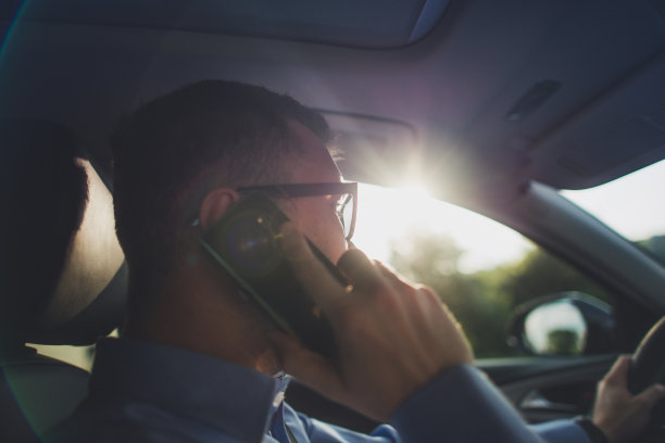 开车打电话图片下载