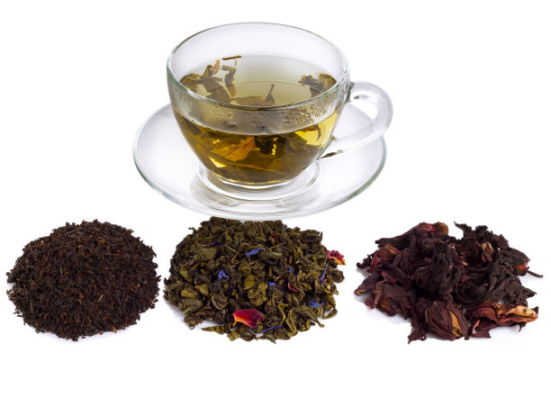 在不同的茶的背景下配上一杯泡好的透明茶图片下载