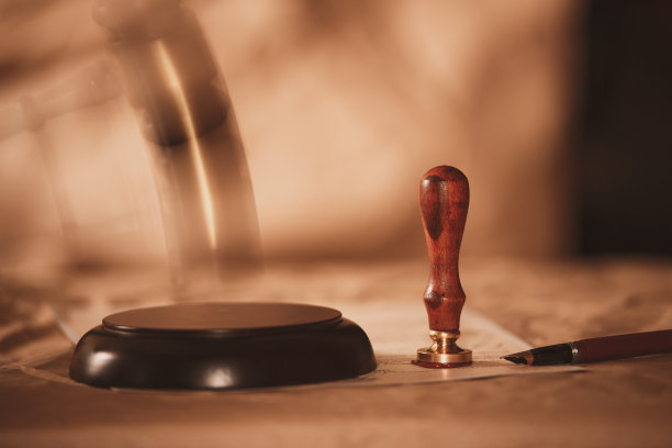 法官与有律师事务所背景的律师进行法律咨询。法律的概念。素材图片