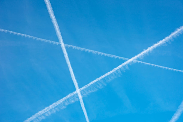 天空中的图案以几何形状和字母A的形式出现(标志，标志-概念)图片下载