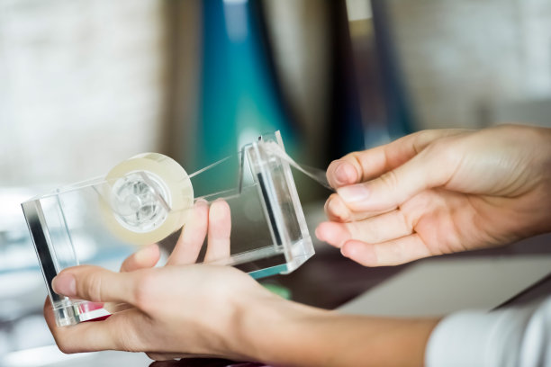 女正在用胶带图片下载