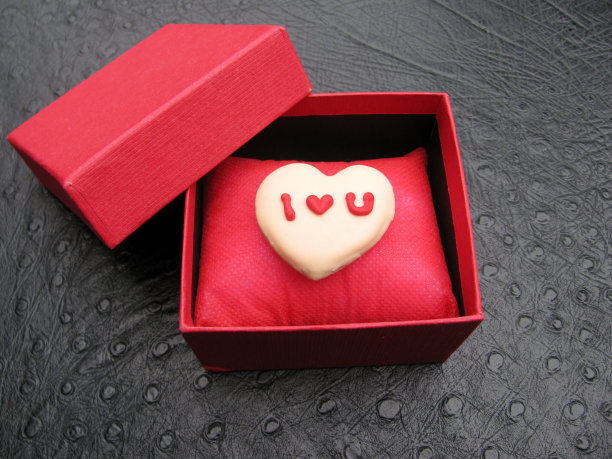 心形的自制情人节饼干，红色礼品盒里装着“我爱你”的留言图片下载