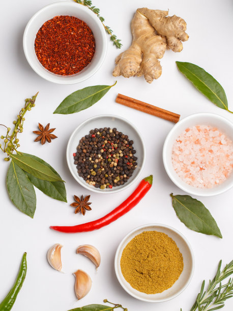 选择香料，香草和绿色蔬菜。原料烹饪。白色背景，俯视图，拷贝空间。图片下载